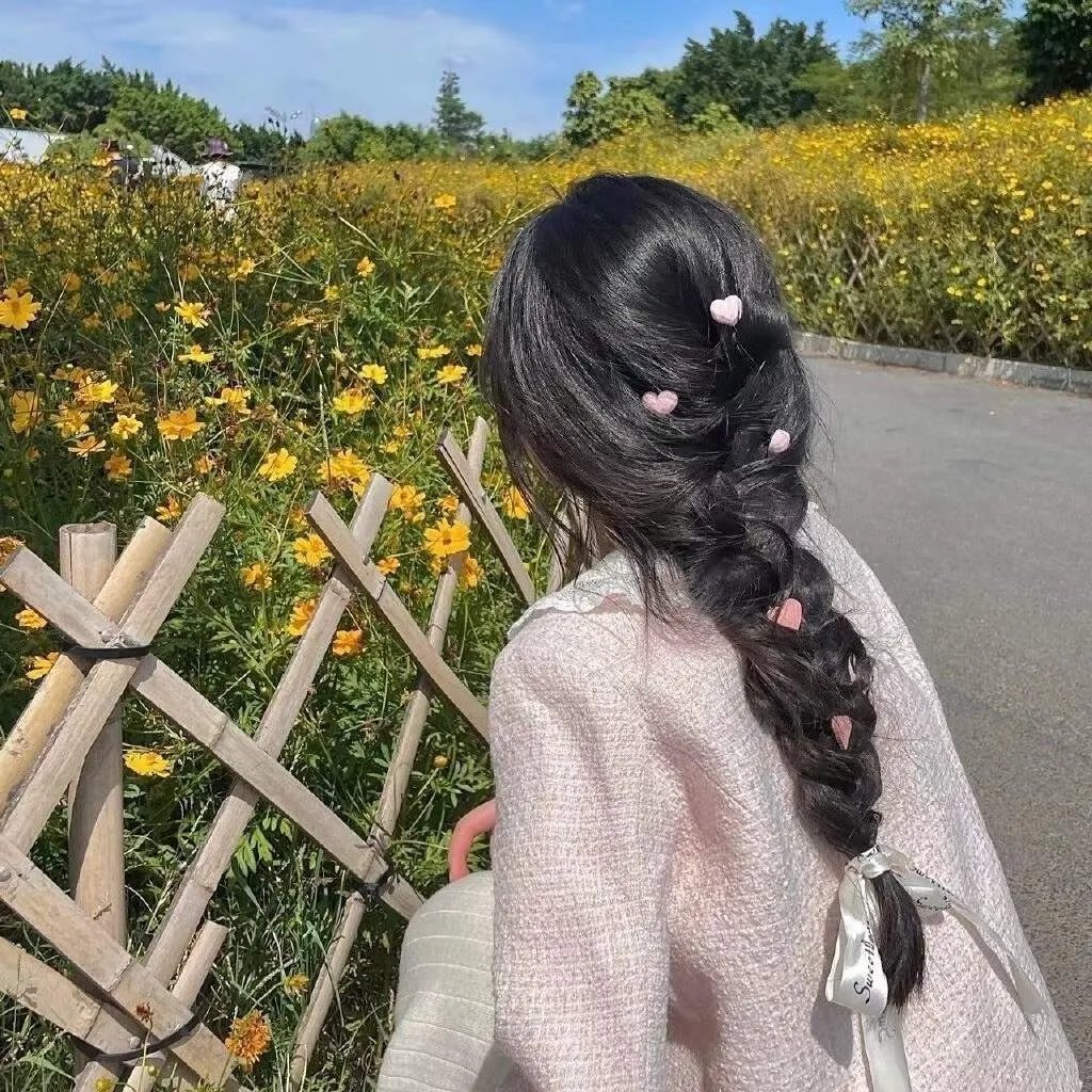 追梦的黎族女娃娃